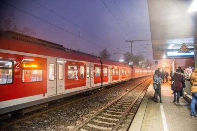 Kernen-Rommelshausen: Vollbrand mehrerer Industriegebaeude - 5 Verletzte - Bahnstrecke gesperrt